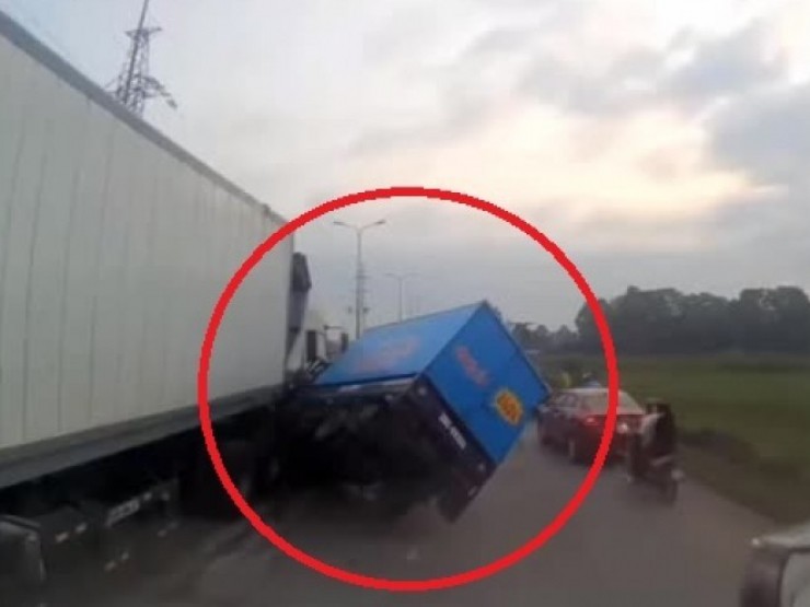 Clip: Tông dính đầu vào xe container, xe tải bị kéo lê xềnh xệch