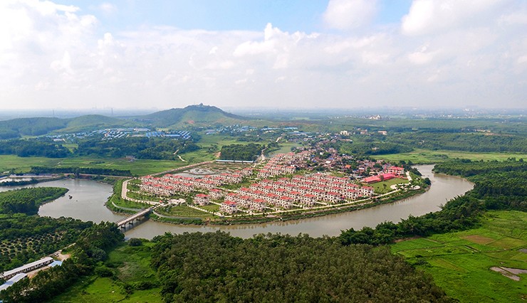 Mỗi ngôi nhà nằm trên diện tích 280 m2 đất, có 5 phòng ngủ, hai phòng khách, một gara và một khu vườn nhỏ.&nbsp;
