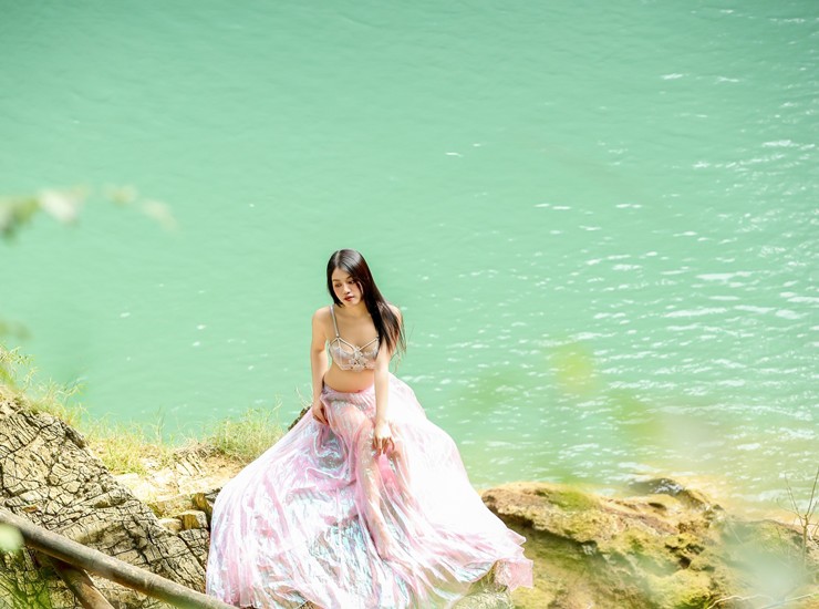 Mỹ nữ diện đồ mỏng như sương, khoe dáng tuyệt đẹp ở thác Nàng Tiên gây "sốt" MXH - 4