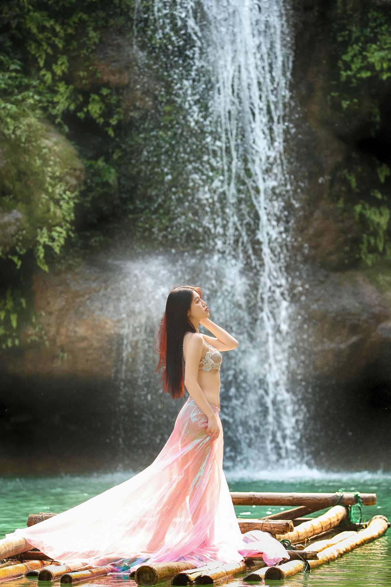 Mỹ nữ diện đồ mỏng như sương, khoe dáng tuyệt đẹp ở thác Nàng Tiên gây "sốt" MXH - 2