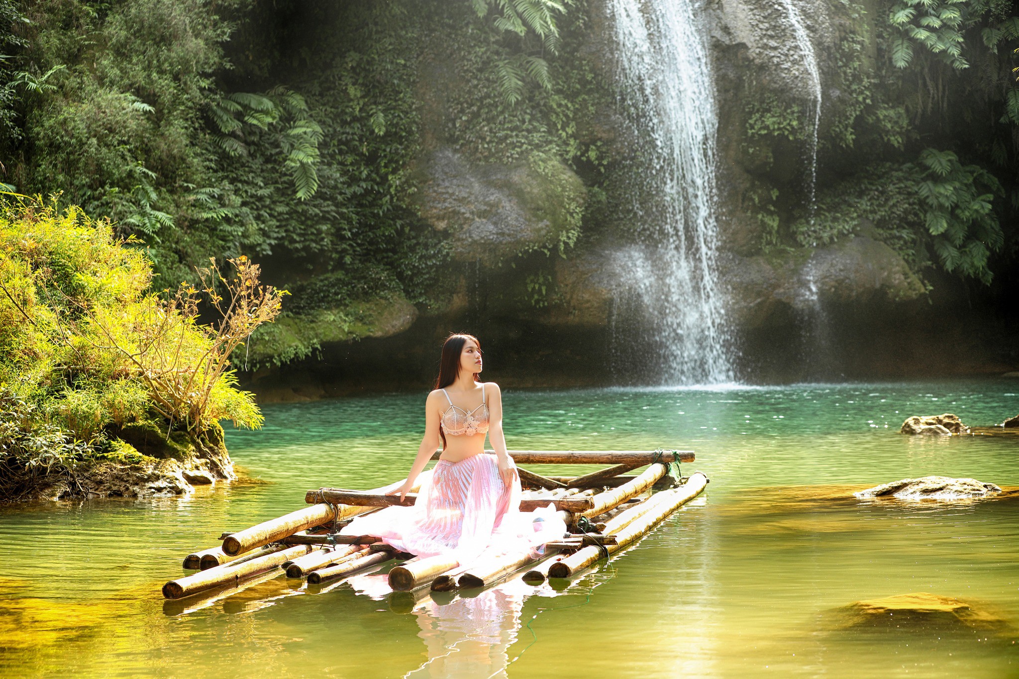 Mỹ nữ diện đồ mỏng như sương, khoe dáng tuyệt đẹp ở thác Nàng Tiên gây "sốt" MXH - 6