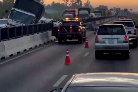 CLIP: Đầu tuần, cao tốc Trung Lương – Mỹ Thuận kẹt xe nghiêm trọng do tai nạn