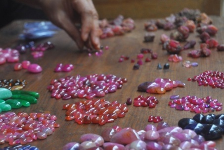 Khu chợ bạc tỷ ở Việt Nam, nơi đá quý được bán như mớ rau con cá