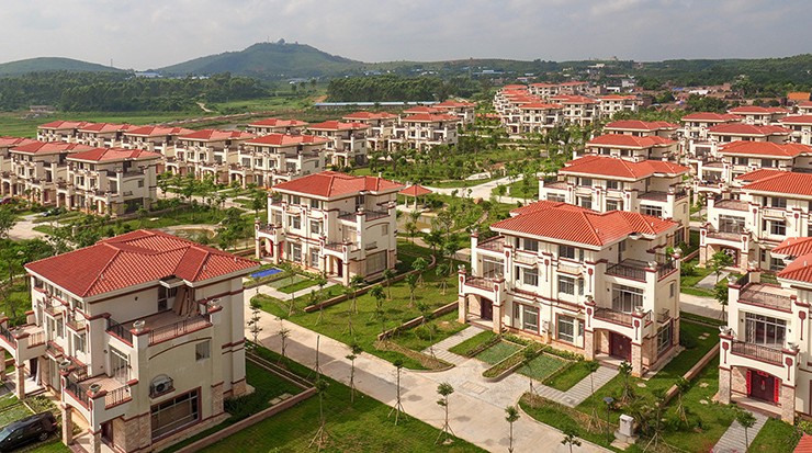 Truyền thông địa phương không nói rõ số nhà này ban đầu được phân bổ thế nào nhưng Chen nói rằng ông dựa trên con số thống kê năm 2013 cho thấy có 190 hộ dân trong làng.&nbsp;
