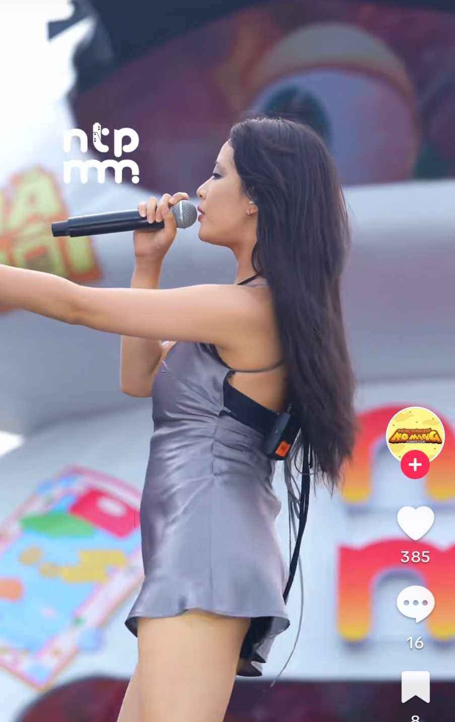 Ca sĩ Việt diện váy lụa siêu ngắn lên sân khấu, lộ quần bảo hộ gây tranh cãi - 4