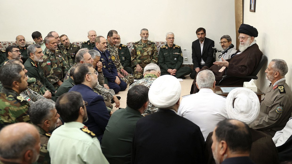Giáo chủ Iran trò chuyện với&nbsp;các tướng lĩnh quân đội và lực lượng vũ trang vào ngày 21/4/2024.