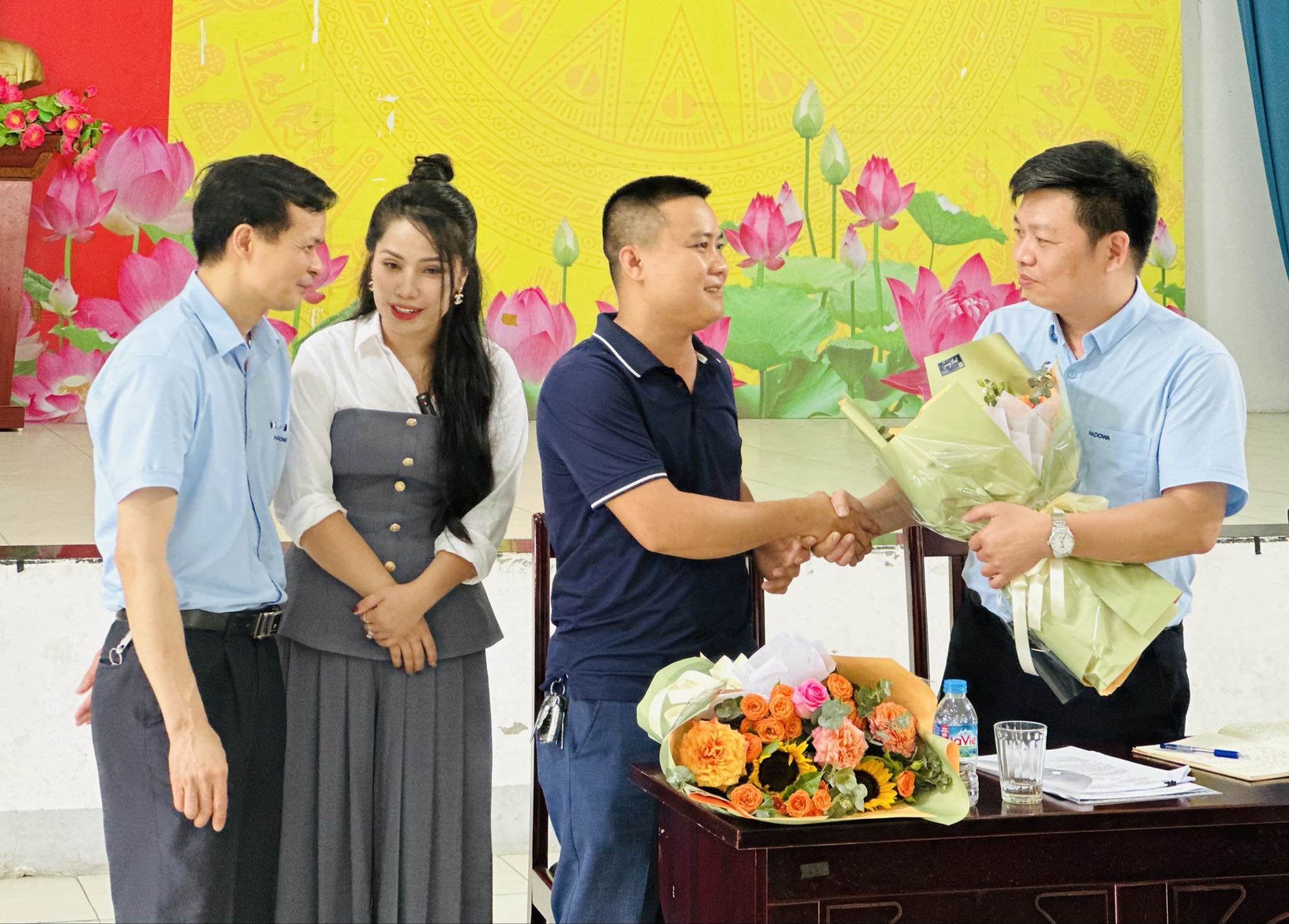 Vui mừng vì có đơn vị cấp nước sạch mới, cư dân khu đô thị Thanh Hà bất ngờ tặng hoa cho 2 đại diện Công ty nước sạch Hà Đông&nbsp;là ông Phạm Ngọc Hoan và Phùng Văn Hoan.