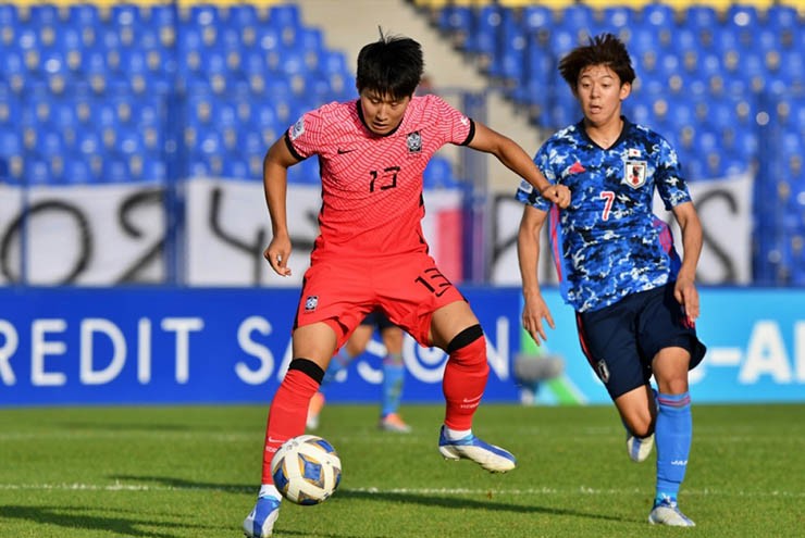 U23 Nhật Bản (áo xanh sẫm) và U23 Hàn Quốc chuẩn bị so kè