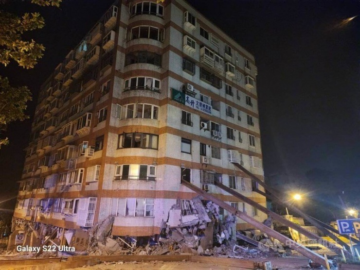 Khách sạn tại Hoa Liên (Đài Loan) bị hư hại sau các trận động đất tối 22 đến sáng 23-4. Ảnh: CNA
