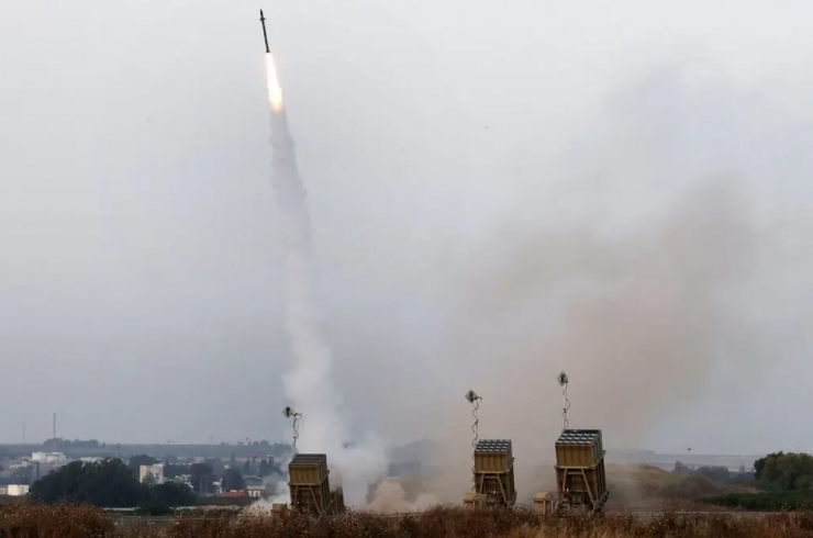 Hệ thống phòng không Vòm Sắt của Israel đánh chặn rocket phóng từ Gaza vào năm ngoái. Ảnh: AFP