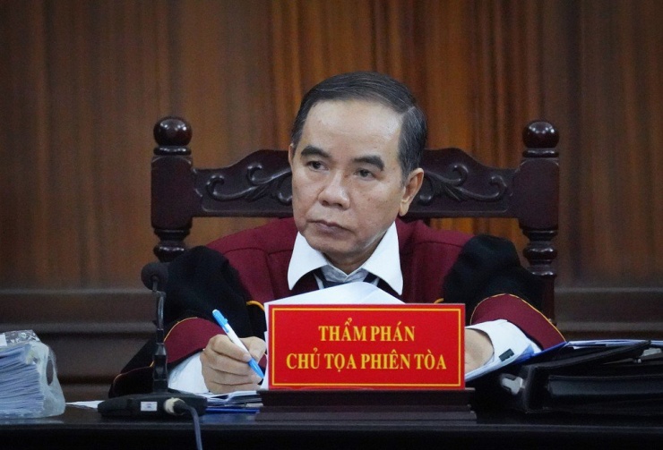 Thẩm phán chủ tọa phiên tòa Huỳnh Văn Trực xét hỏi các bị cáo. Ảnh: THUẬN VĂN