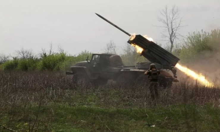 Pháo thủ Ukraine triển khai tấn công ở gần thị trấn Kupyansk (Kharkov) hôm 18/4. Ảnh minh họa: Newsweek