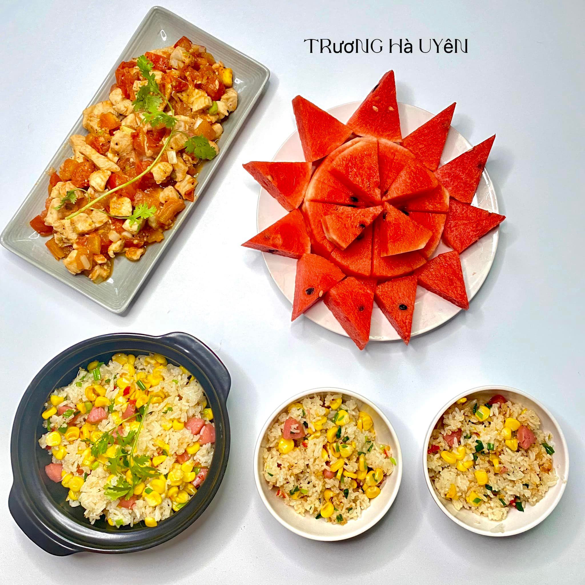 Ức gà xào cà chua + Cơm chiên thập cẩm