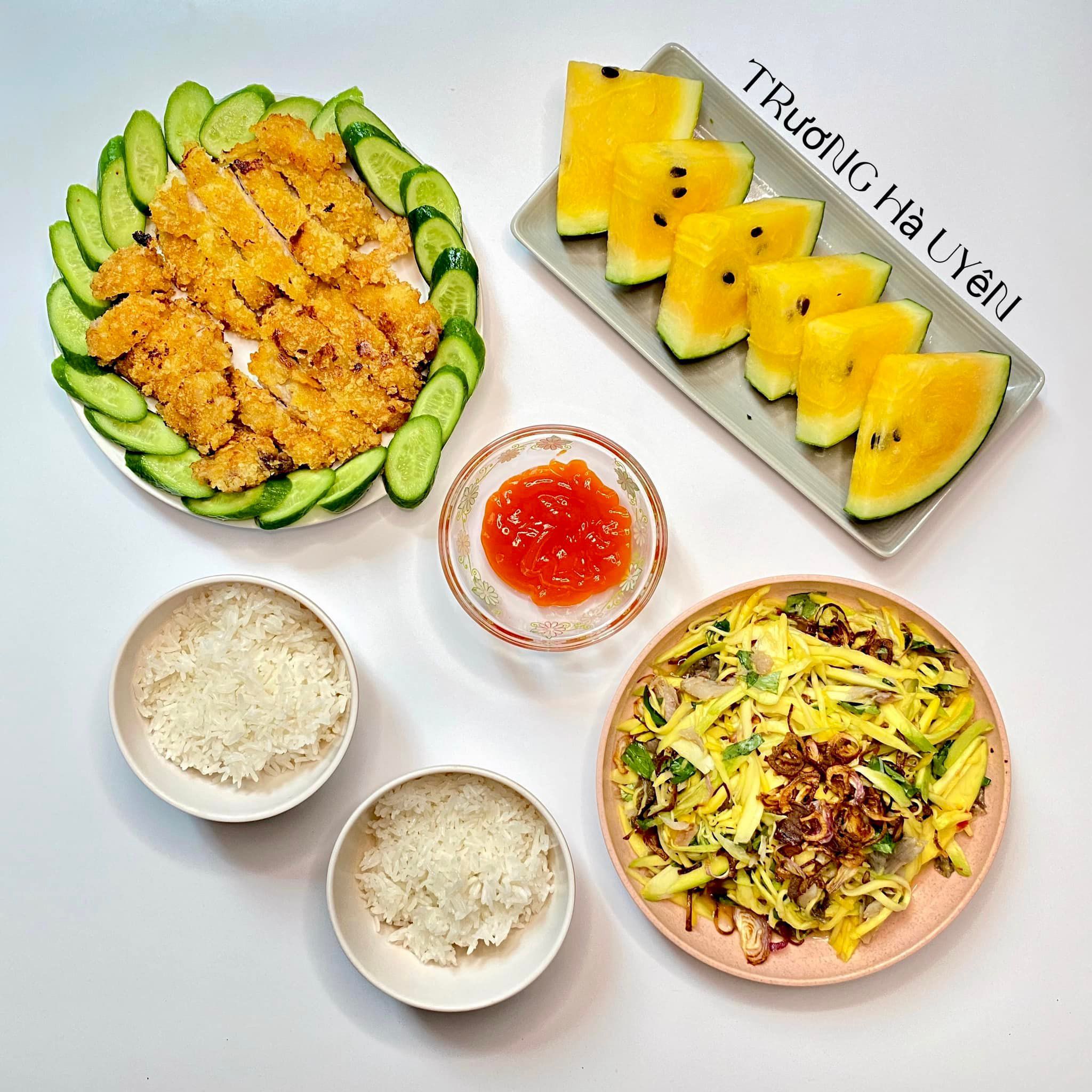 Thịt heo chiên giòn + Nộm xoài khô cá sặc + Dưa hấu vàng