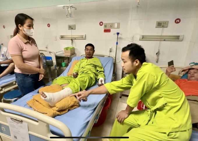 Nông Văn Tuân (phải) cùng hai công nhân bị thương được điều trị tại Bệnh viện đa khoa tỉnh Yên Bái. Ảnh: Phạm Chiểu