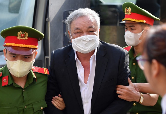 Ông chủ Tân Hiệp Phát Trần Quí Thanh được đưa đến tòa sáng nay. Ảnh: Thanh Tùng