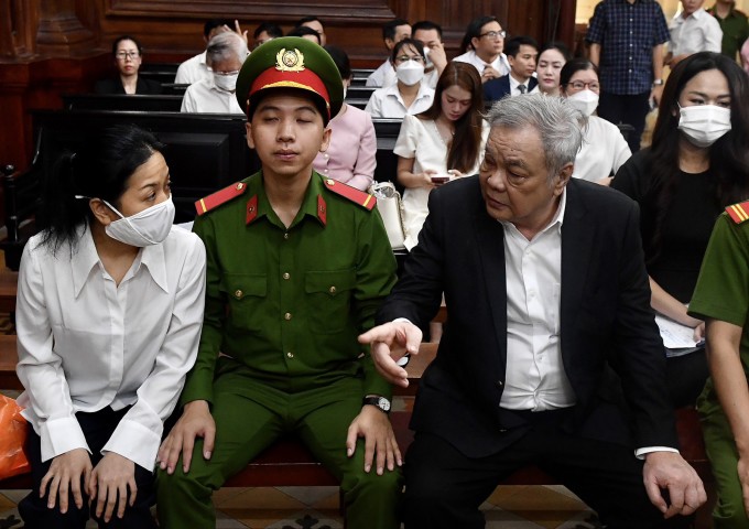 Các bị cáo trước khi tòa khai mạc. Ảnh: Thanh Tùng