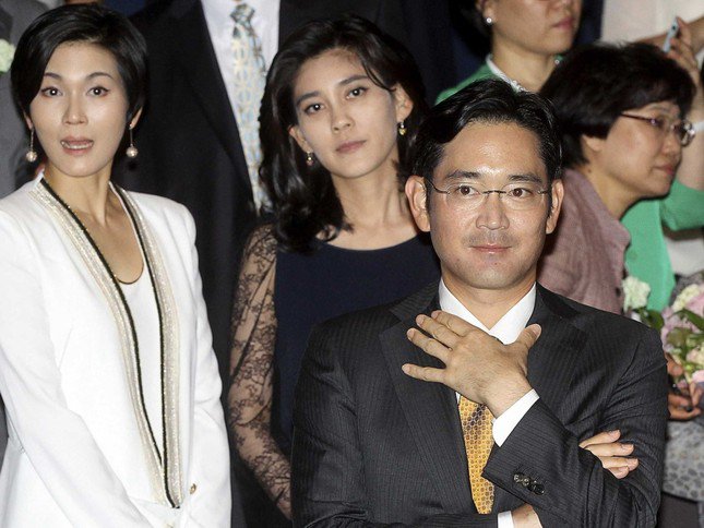 Thái tử Samsung Lee Jae Yong giàu nhất Hàn Quốc cùng hai thành viên Lee Seo Hyun (áo trắng) và Lee Boo Jin (sau) của gia tộc giàu có.