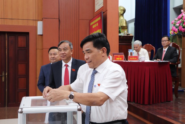 Các đại biểu bỏ phiếu bầu Phó Chủ tịch UBND tỉnh Quảng Nam