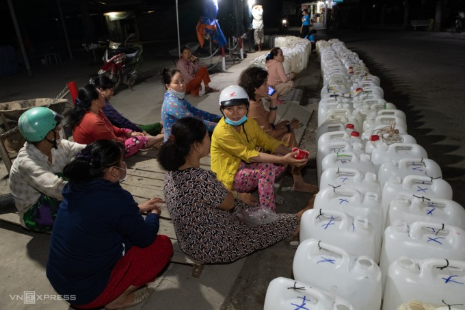 Người dân xã Tân Phước, huyện Gò Công Đông, Tiền Giang, thức suốt đêm chờ lấy nước từ thiện trong mùa khô hạn kéo dài, tháng 4/2024. Ảnh: Thanh Tùng