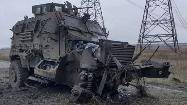 Xe chiến đấu bọc thép kháng mìn MaxxPro bị phá hủy một phần sau khi trúng mìn chống tăng ở Ukraine. Ảnh: Twitter