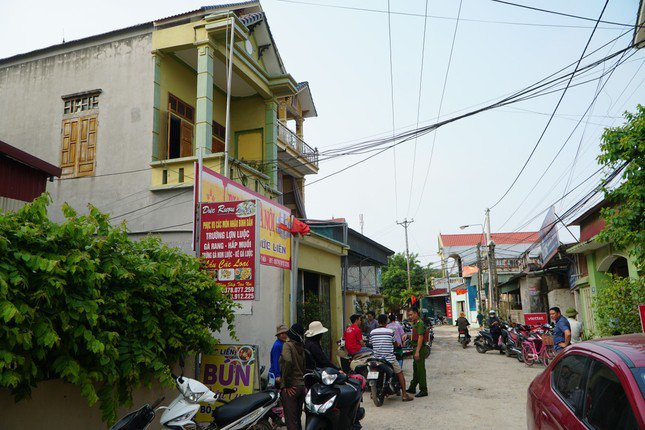 Nhiều người dân xã Quảng Nham tập trung chờ đợi thông tin về tìm kiếm các nạn nhân
