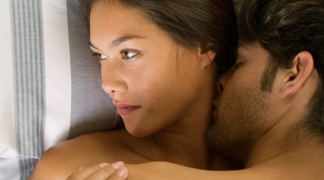 Quan hệ với nhiều bạn tình có thể gây ra phản ứng dị ứng ở những phụ nữ nhạy cảm.