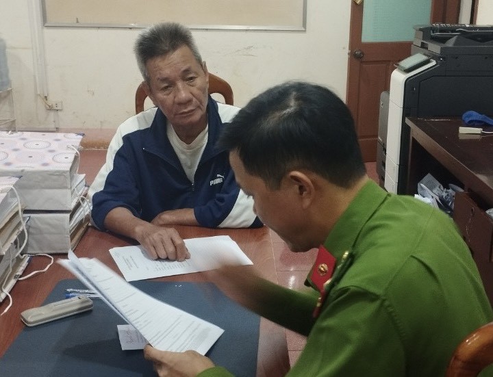Cơ quan điều tra làm việc với đối tượng Trần Văn Tuyên