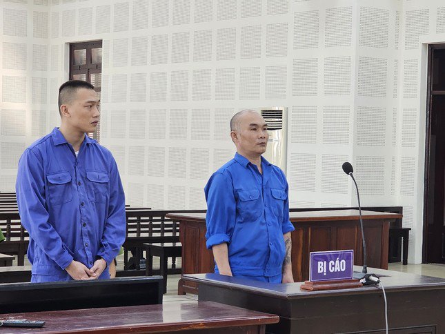 Hai bị cáo Nhật và Nam tại phiên tòa.