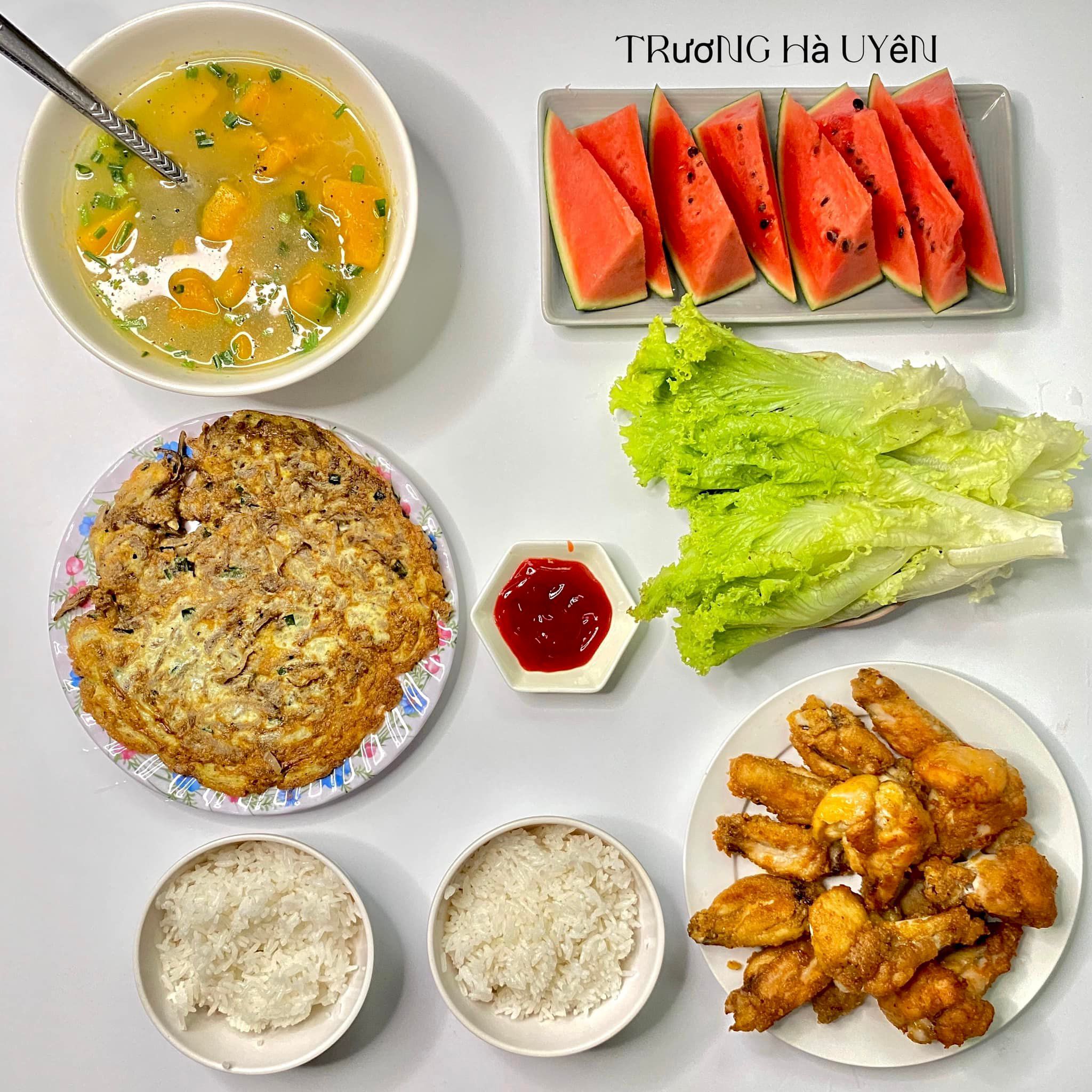 Canh bí + Trứng chiên củ cải muối + Đùi gà chiên + Dưa hấu