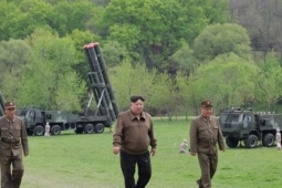 Ông Kim Jong-un chỉ đạo tập trận mô phỏng phản công hạt nhân