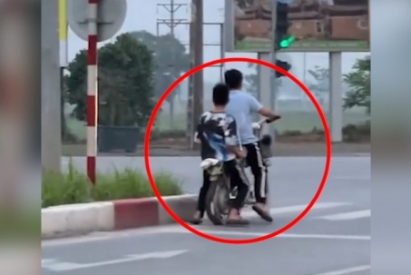 Clip: Đi xe bằng vành, hai cậu bé khiến dân mạng "cười chảy nước mắt"