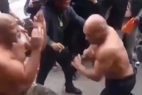 Mike Tyson 57 tuổi vẫn vạm vỡ như 20, lao vào đánh nhau ngoài đường phố
