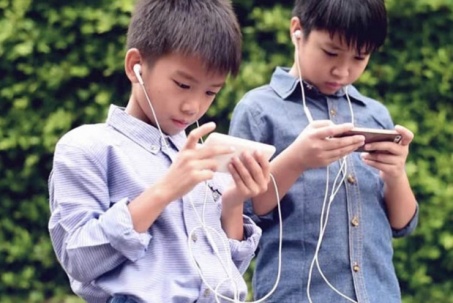 Trẻ em Việt dùng smartphone trung bình bao nhiêu giờ 1 ngày, liệu có đáng lo ngại?