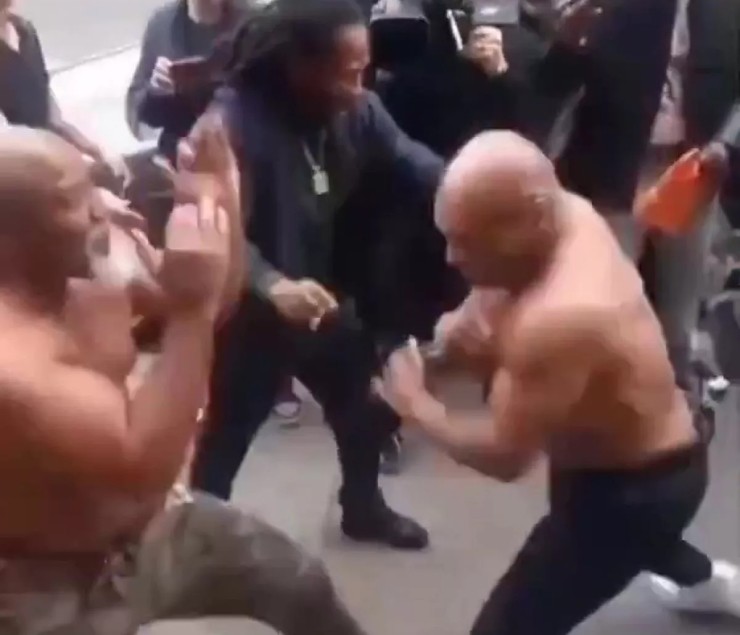 Mike Tyson (bên phải) cởi trần, lao vào chiến đấu với Briggs (trái) trên đường phố New York