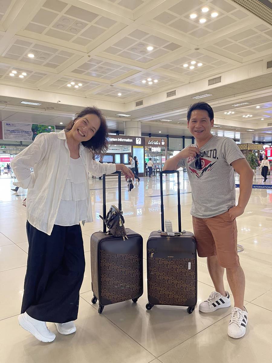 Trong bức ảnh đăng kèm bài viết, hai nghệ sĩ cùng cười vui vẻ trước&nbsp;hai chiếc vali tương tự nhau.