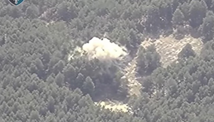 Khoảnh khắc pháo tự hành Nga bị lực lượng Ukraine tấn công trong rừng.