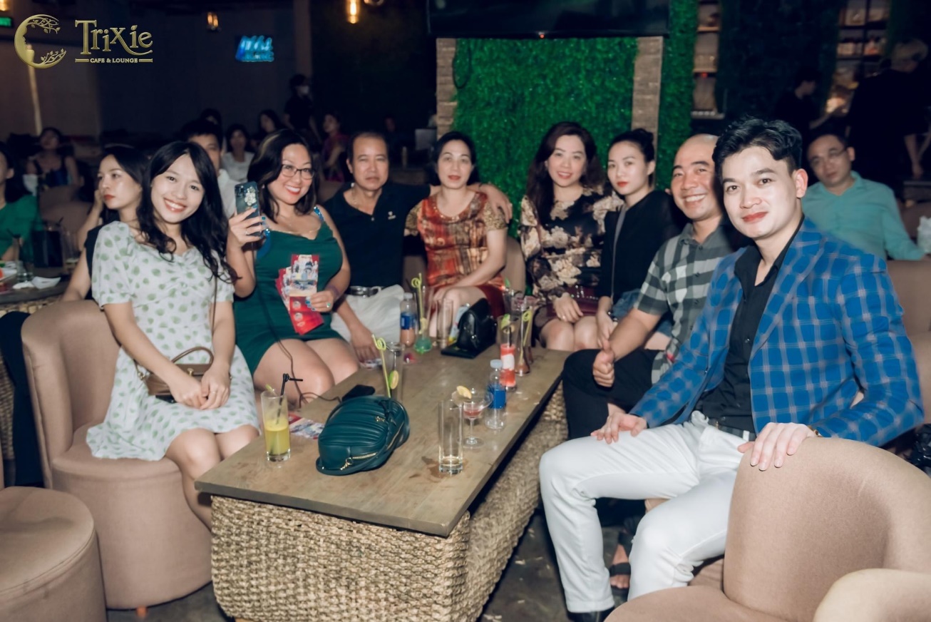 Đông đảo khán giả cùng bạn bè của nam ca sĩ đến dự đêm nhạc.