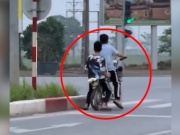 Xe máy - Xe đạp - Clip: Đi xe bằng vành, hai cậu bé khiến dân mạng "cười chảy nước mắt"
