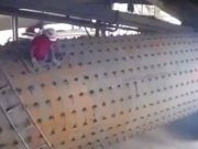 Tin tức trong ngày - Công nhân thoát chết kể khoảnh khắc máy nghiền xi măng bất ngờ quay