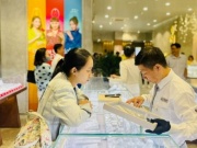 Kinh doanh - Người dân xếp hàng mua vàng, đại gia vàng thu về gần 140 tỷ đồng mỗi ngày