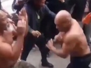 Thể thao - Mike Tyson 57 tuổi vẫn vạm vỡ như 20, lao vào đánh nhau ngoài đường phố