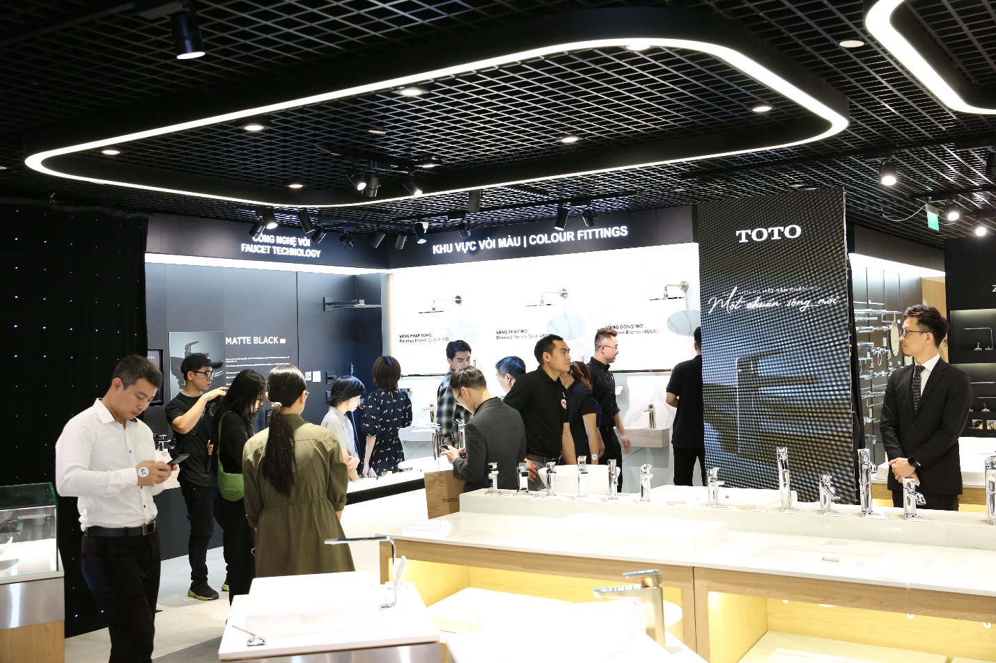 Khách hàng tham quan sản phẩm mới