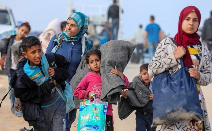 Người Palestine di tản trở về phía bắc Gaza. Ảnh: REUTERS