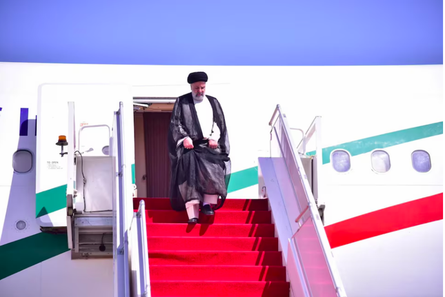 Tổng thống Iran Ebrahim Raisi đến Islamabad hôm 22/4 để thực hiện chuyến thăm Pakistan trong 3 ngày. (Ảnh: Reuters)