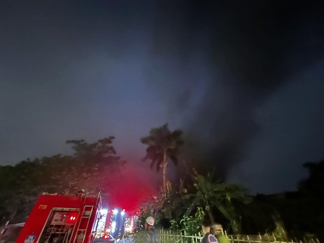 Cháy lớn tại nhà xưởng ở Thanh Trì, nhiều tiếng nổ lớn phát ra nghi do bình ga - 1