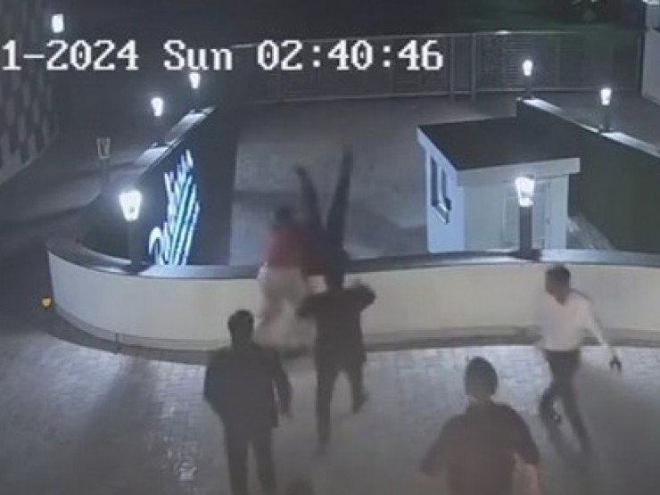 Cãi vã, người đàn ông đẩy nam thanh niên ngã khỏi sân thượng khách sạn