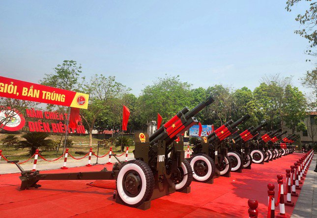 Dàn pháo lễ được đánh số thứ tự với số lượng 15 khẩu; loại pháo được sử dụng trong nghi thức là pháo có cỡ nòng 105mm. Thân pháo và lá chắn được trang trí hình quốc kỳ Việt Nam.