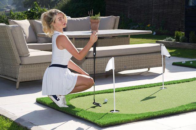 "Nữ thần golf nước Anh" mặc đồ tập làm vườn - 9