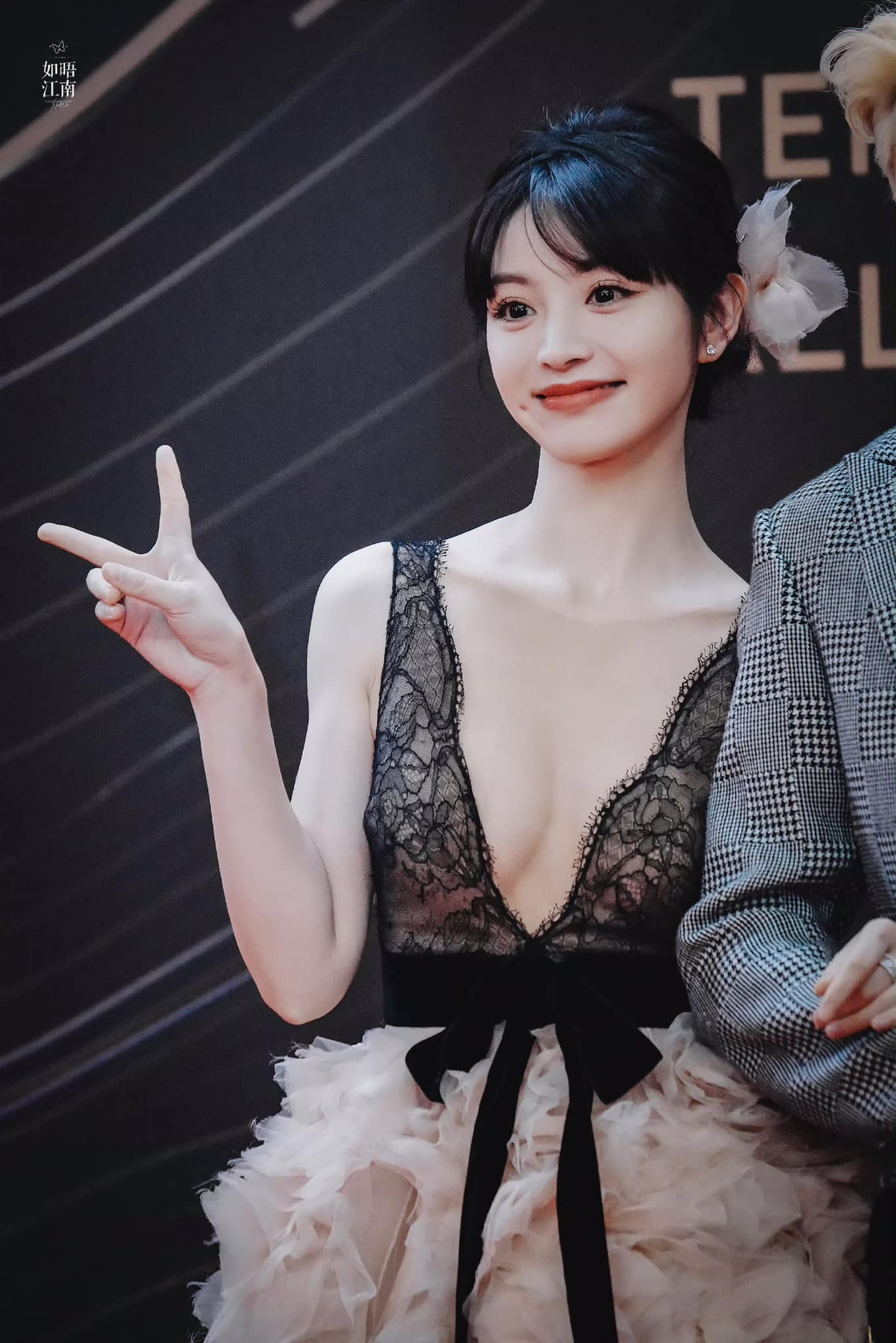 Những dáng váy xẻ sâu, xuyên thấu cũng không làm khó cô nàng.